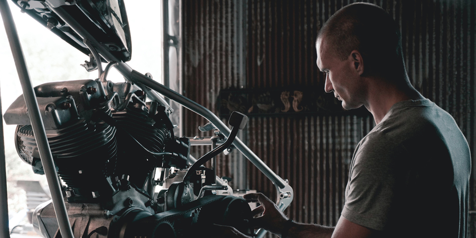 What does an insurance underwriter do?